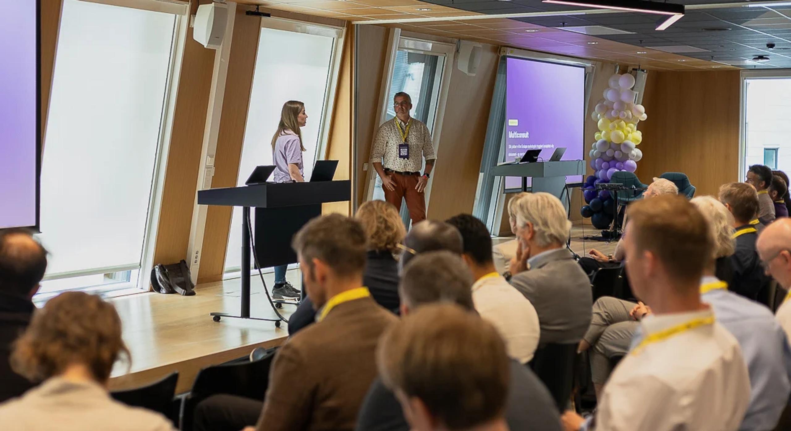 Personer deler erfaringer som del av innlegg om psykologisk trygghet