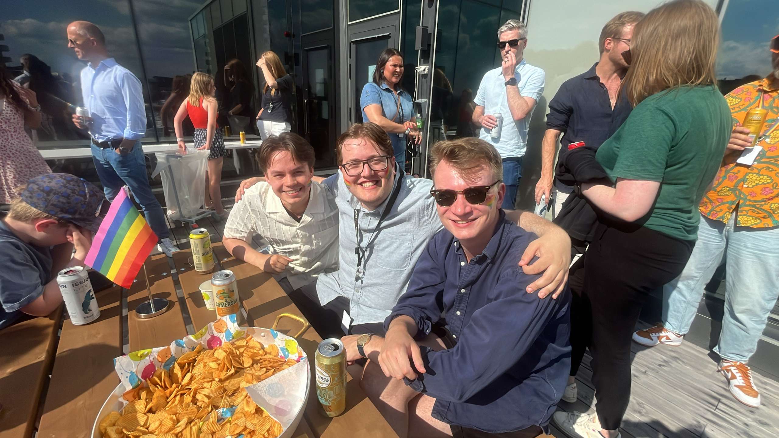 3 glade inmetaer feirer pride på takterrassen i Nydalen