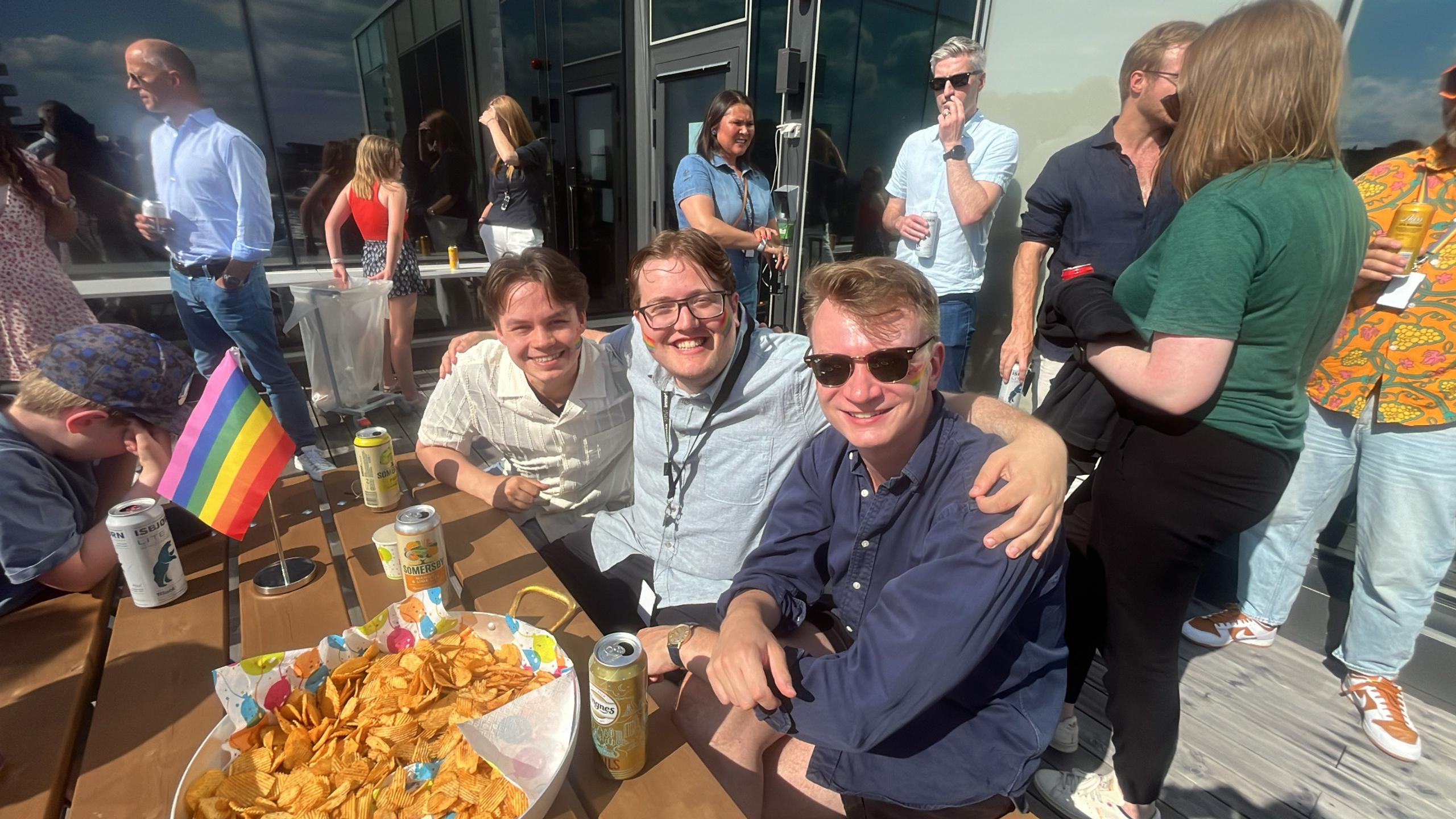 3 glade inmetaer feirer pride på takterrassen i Nydalen