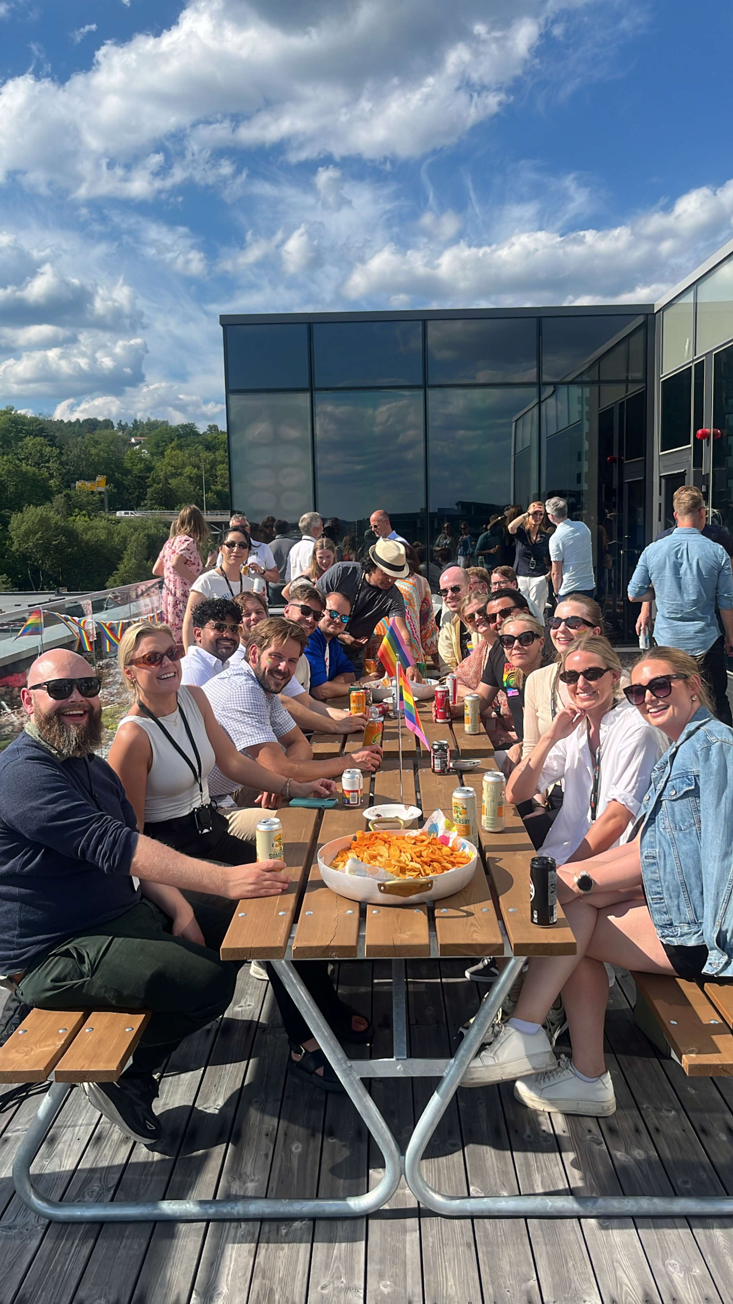 God stemning på pridefeiring med Inmeta og Crayon på takterrassen i Nydalen