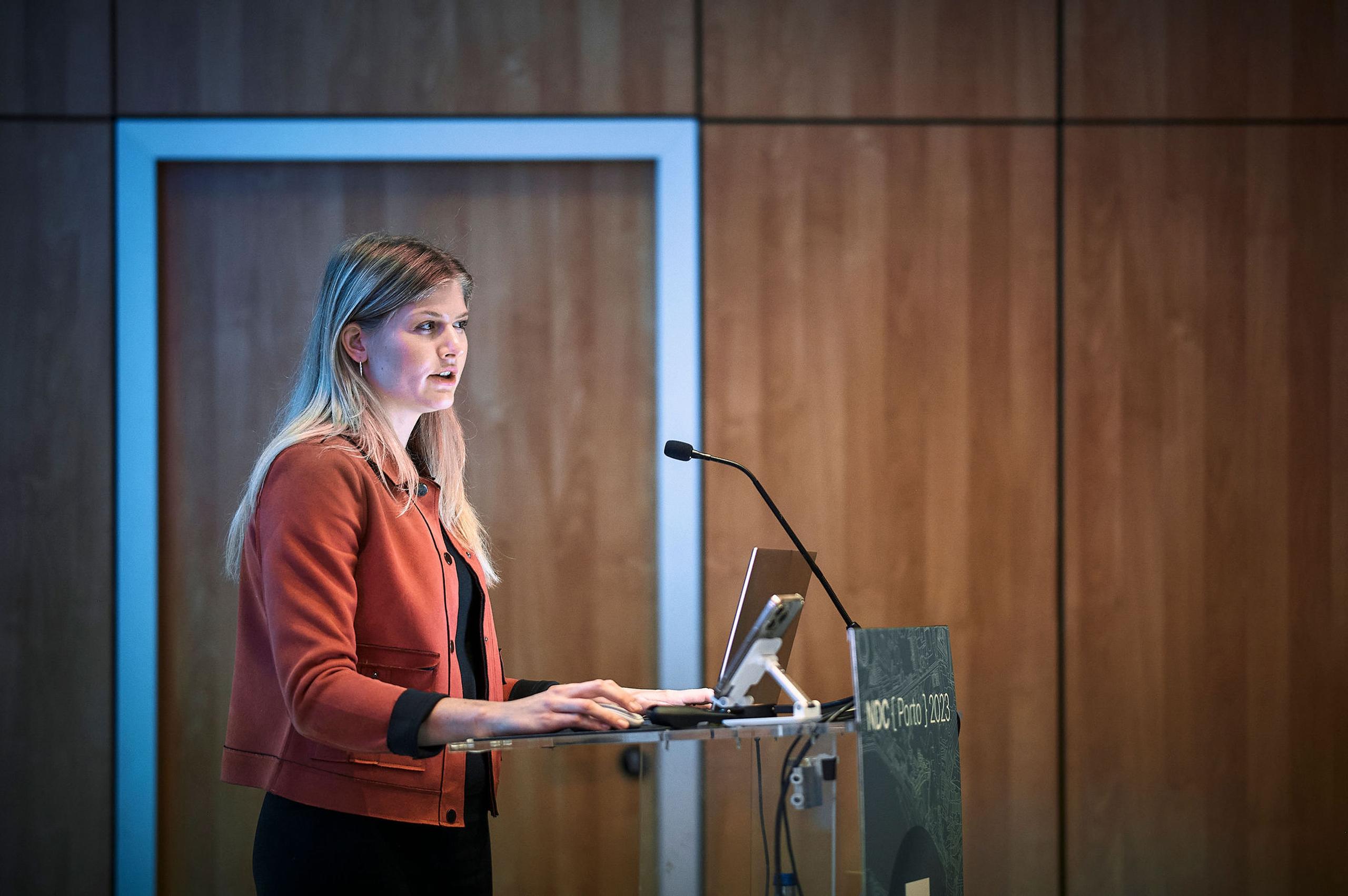 Aurora Walberg presenterer på NDC i Porto