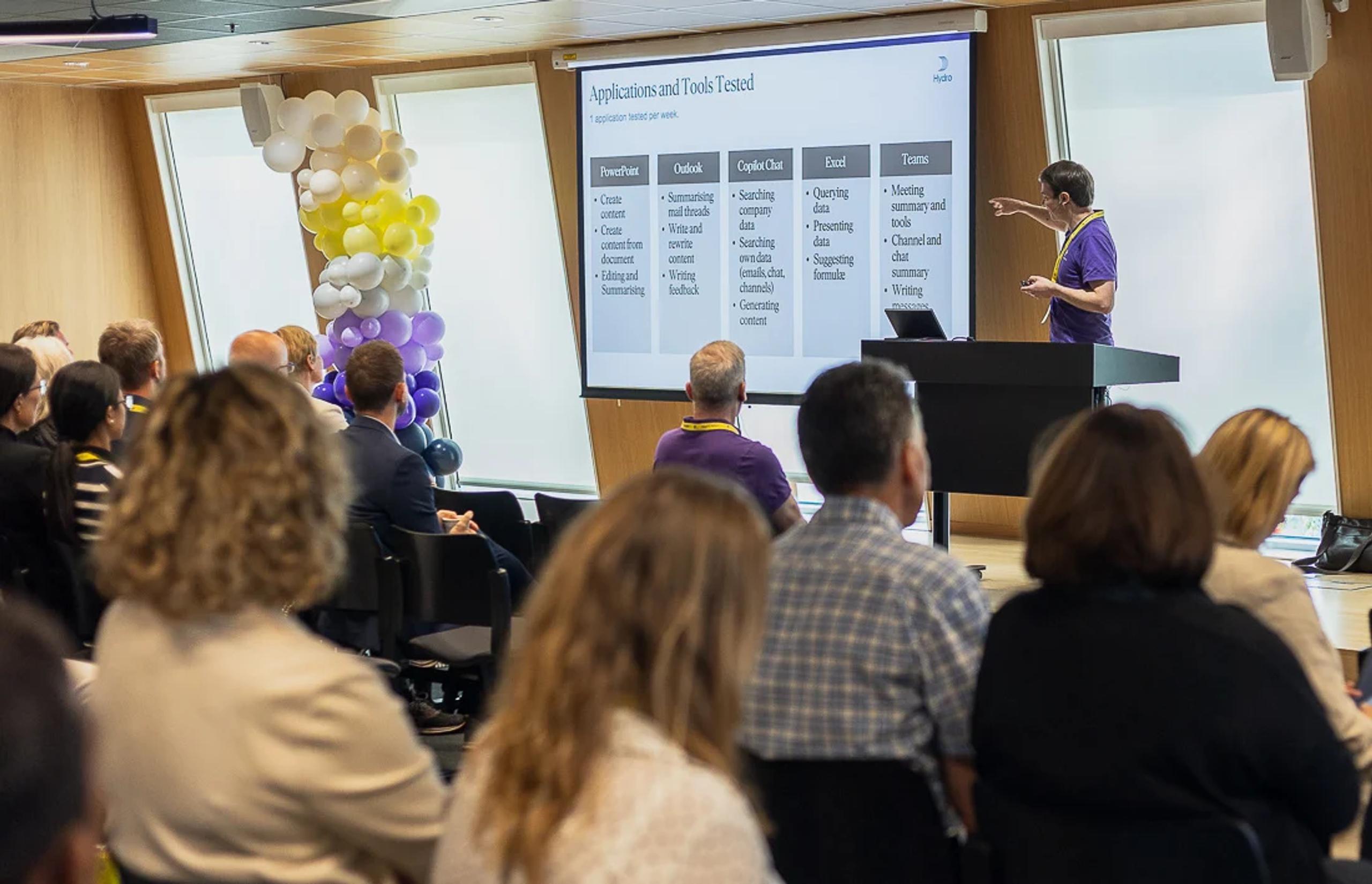 Person som holder innlegg på seminar