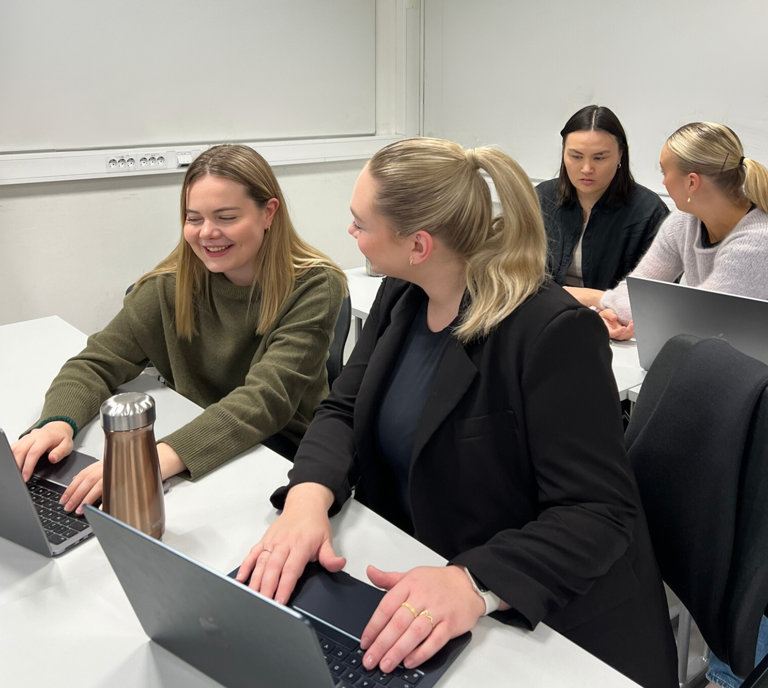 fire ivrige kvinnelige studenter i undervisning på NTNU-masterstudiet digital transformasjon