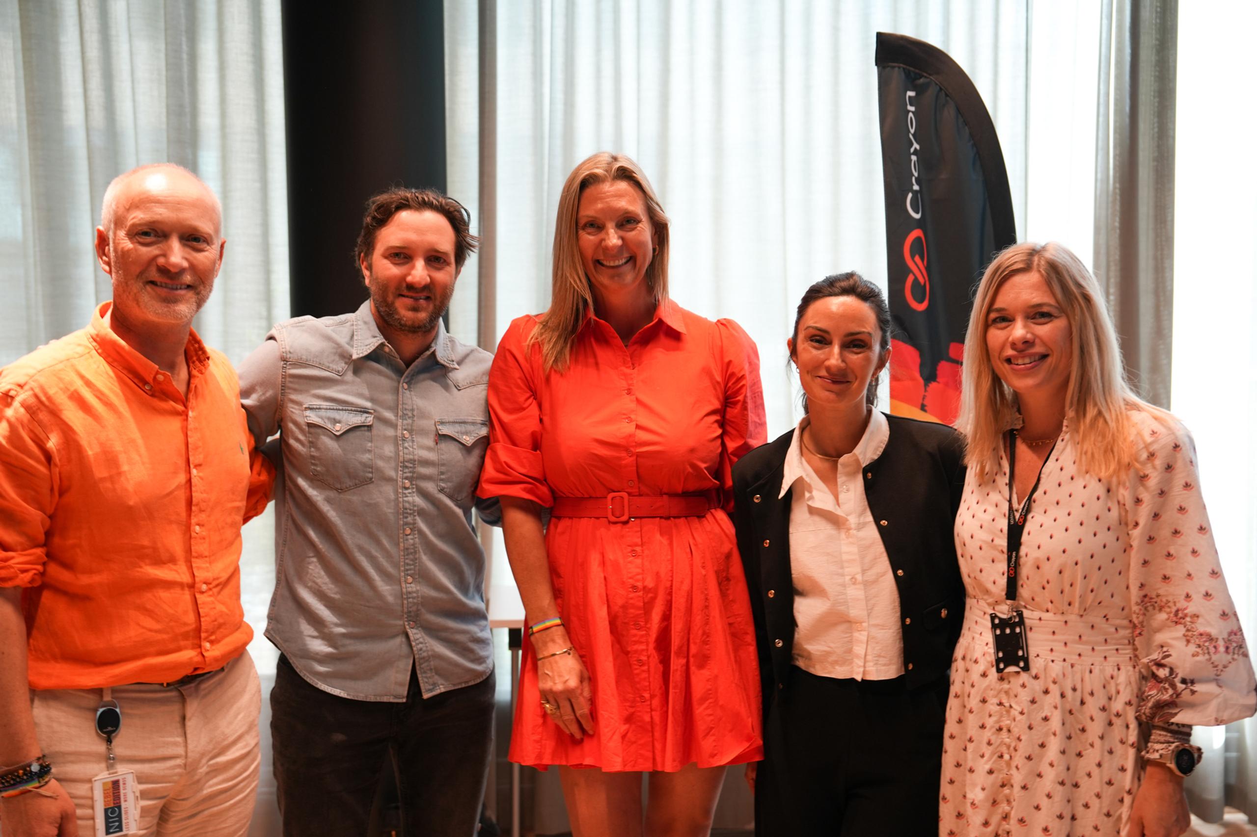 Crayon. Crayon Consulting og VIF Hockey på Pride-markering