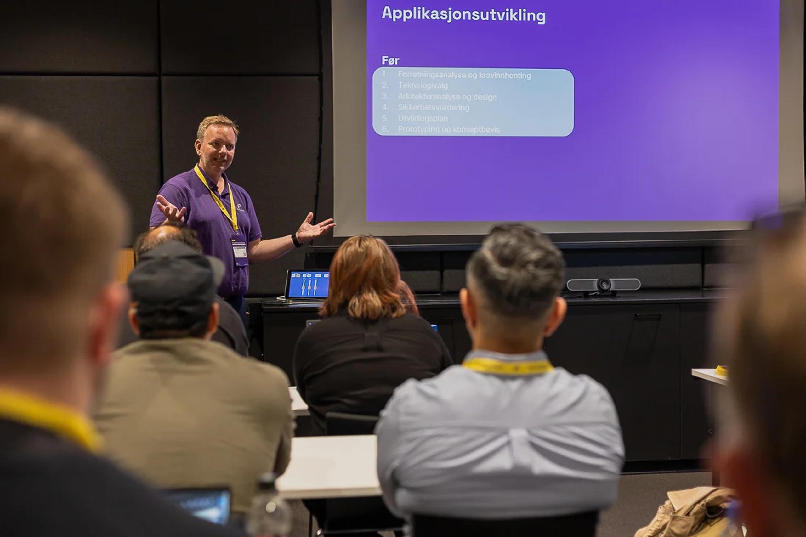 Person som holder innlegg på seminar