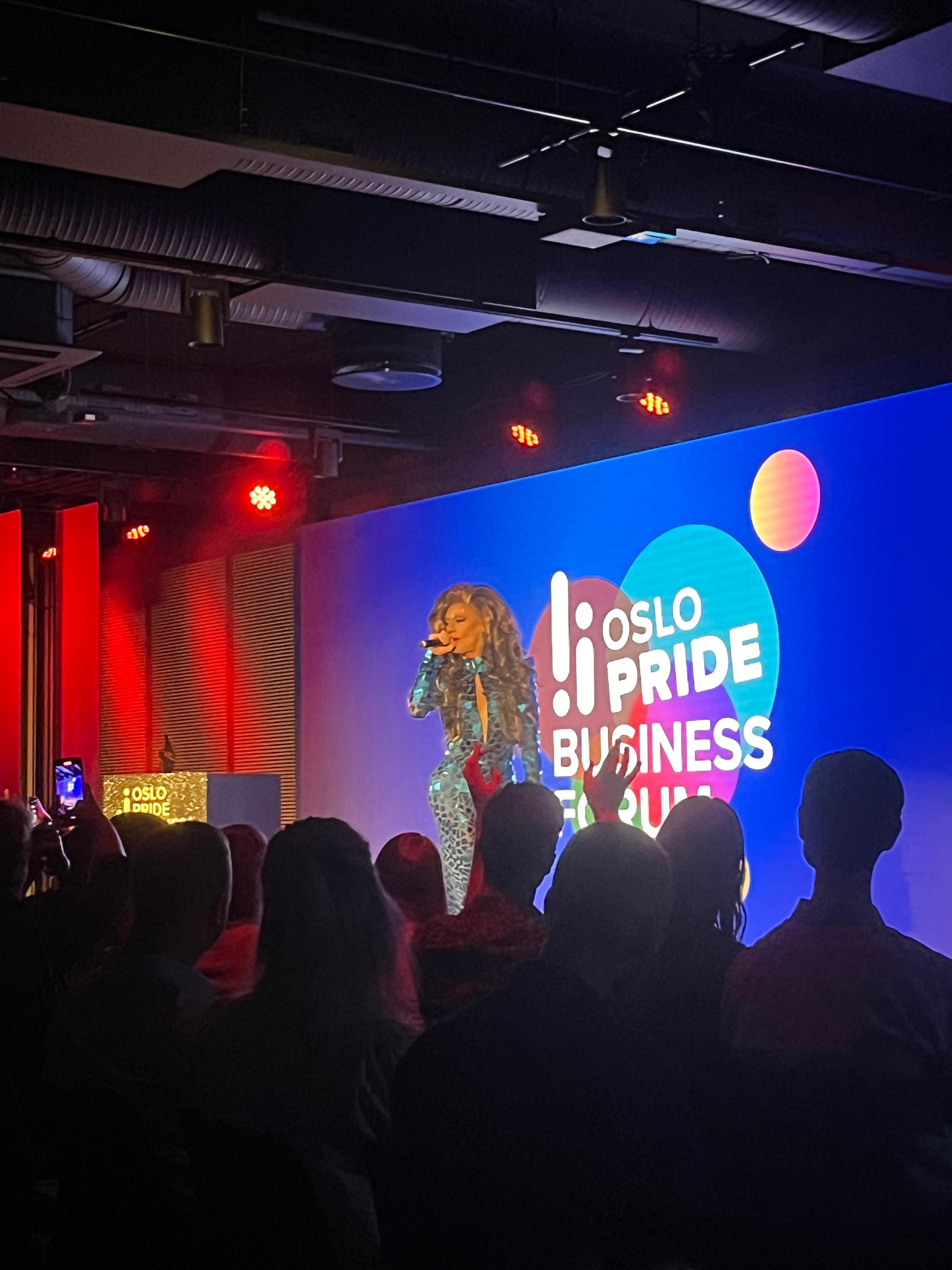 Dargqueen Skrellex på scenen på Oslo Pride Business Forum