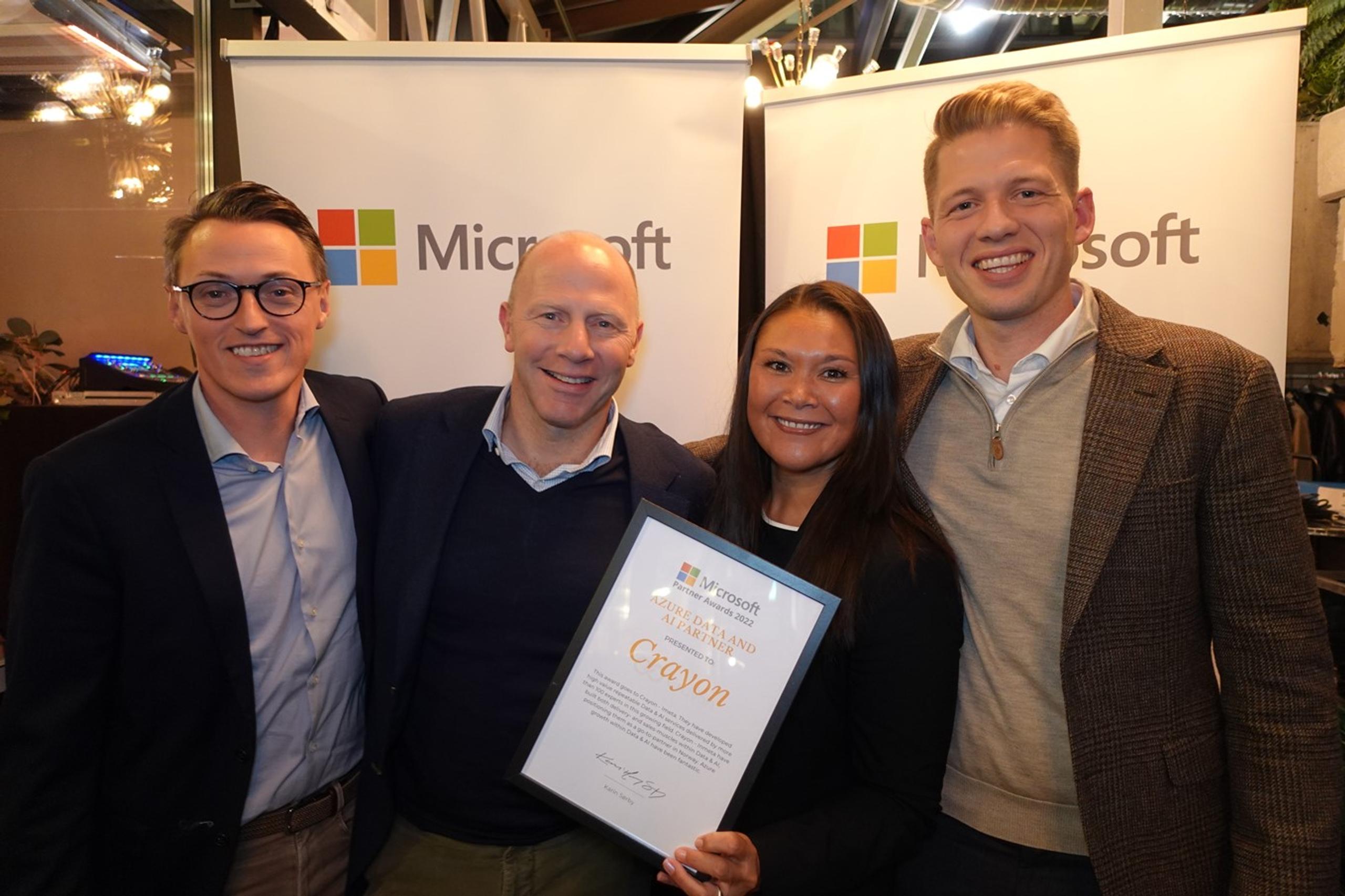 Fire Crayon og Inmeta kollegaer med diplom foran Microsoft