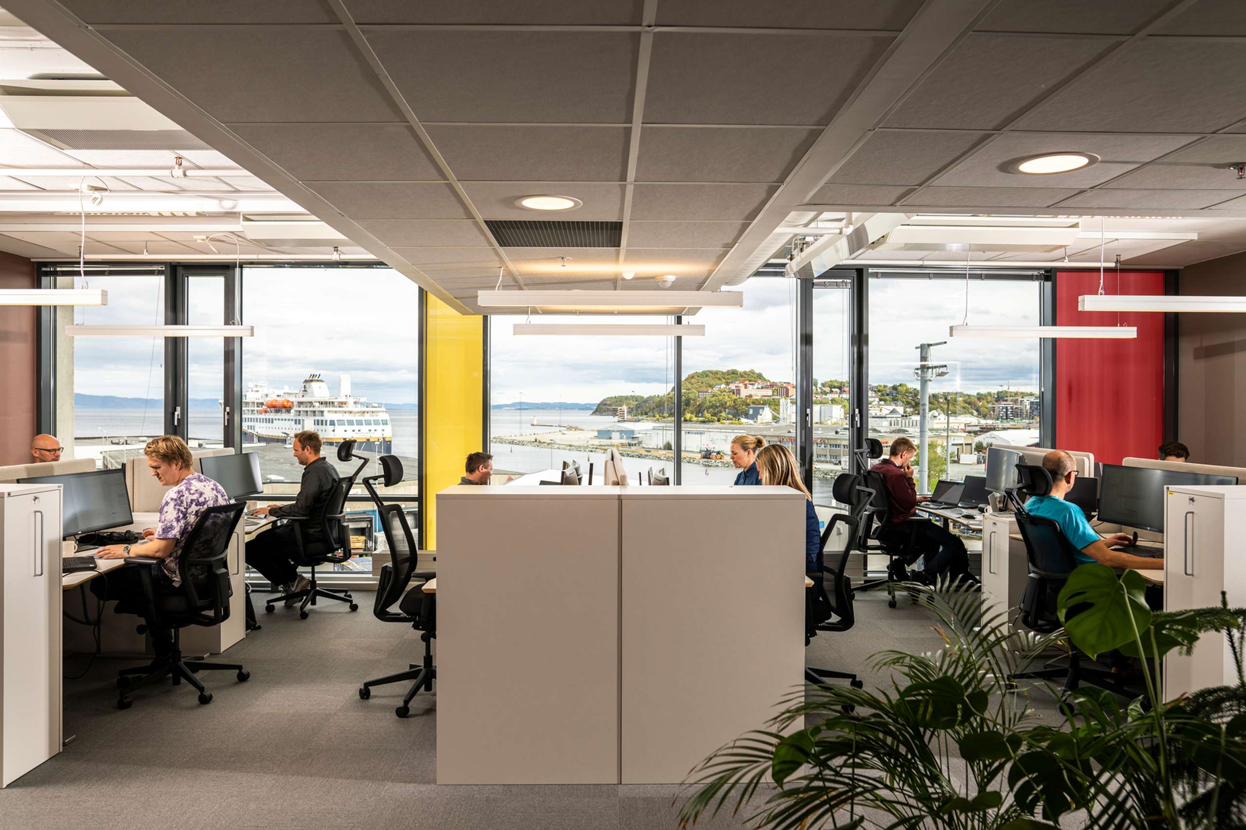 Kontorlandskap til Inmeta Trondheim med utsikt over piren