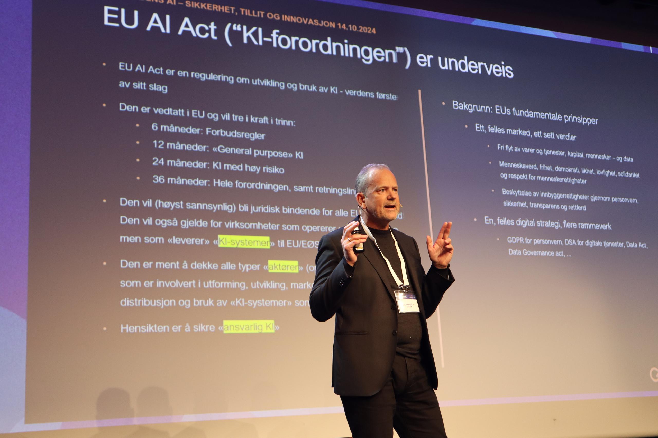 Hallvard Müller holder foredrag på scenen om EU AI ACT (KI-forordningen)