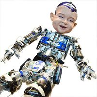 一个儿童大小的仿人机器人，躯干、手臂和腿上都有裸露的电子设备，还有一张超大的表情丰富的儿童脸。