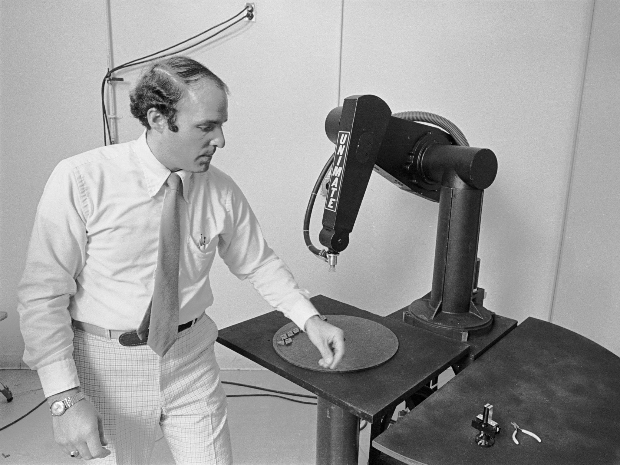 Когда появился первый робот. Джордж Девол Unimate. Робот Unimate 1961. Промышленный робот Unimate 1961.