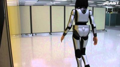 HRP-4C shows how it can walk like a human.
