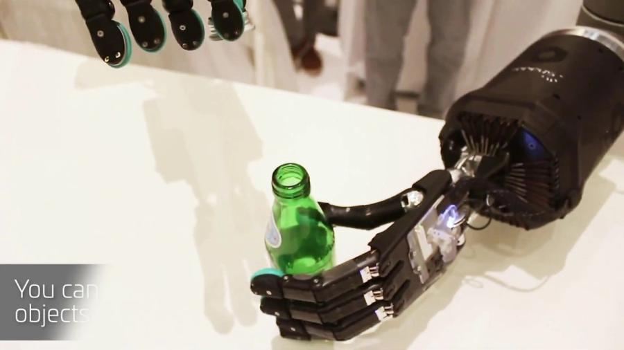 Control this robot hand with your own hands.