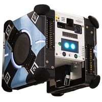 一个白色盒子，里面有按钮、摄像头、传感器和两只发光的眼睛，后面是更大的正方形，里面有电子设备。