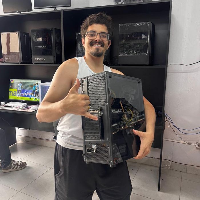 Cliente da Fábrica de PC com seu PC montado