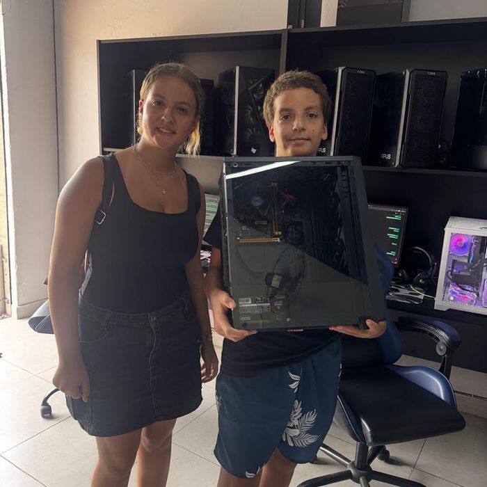 Cliente da Fábrica de PC com seu PC montado