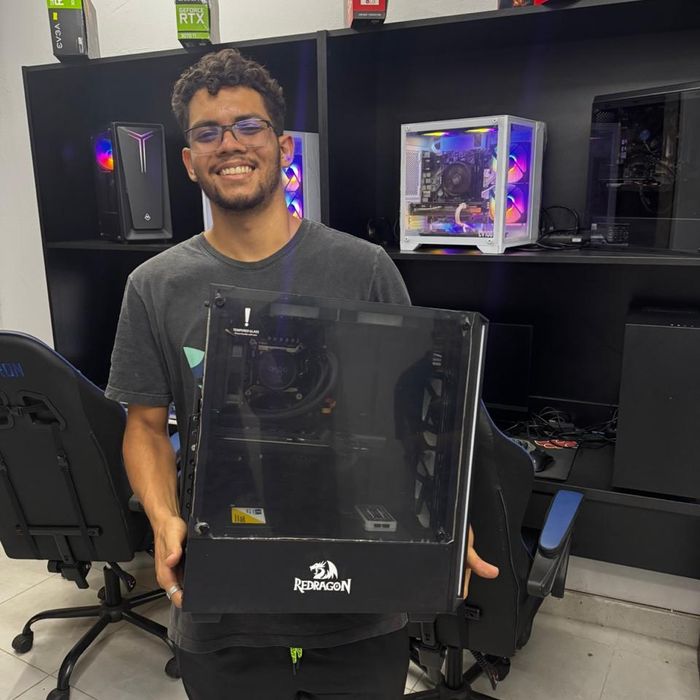 Cliente da Fábrica de PC com seu PC montado