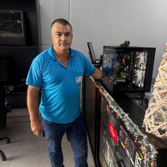 Cliente da Fábrica de PC com seu PC montado