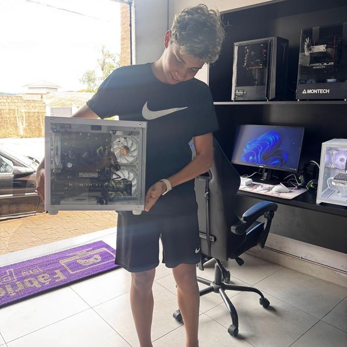 Cliente da Fábrica de PC com seu PC montado
