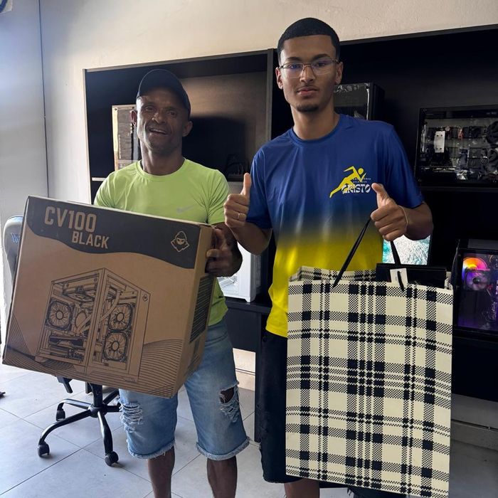 Cliente da Fábrica de PC com seu PC montado