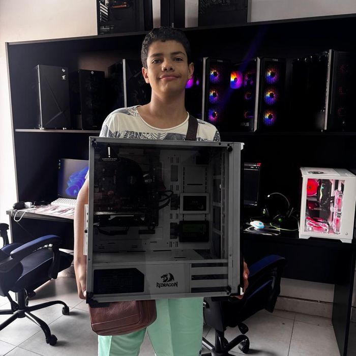 Cliente da Fábrica de PC com seu PC montado