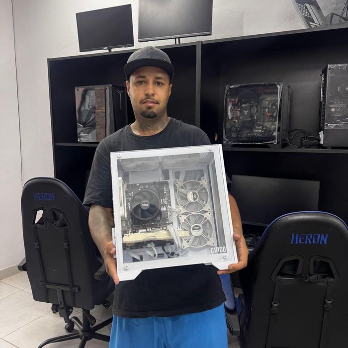 Cliente da Fábrica de PC com seu PC montado