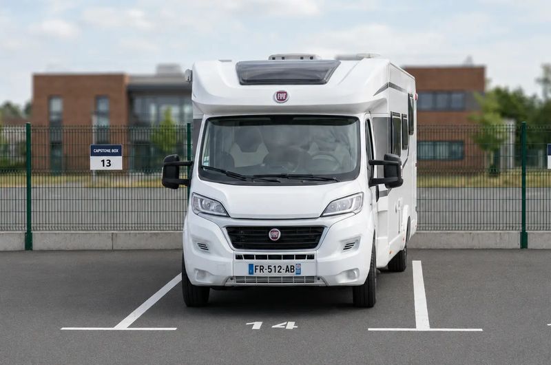 un camping car garé sur une place de parking