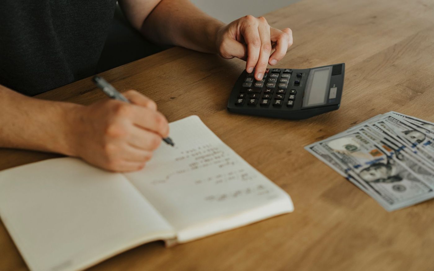 Gestor de restaurante acompanha os registros de vendas enquanto clientes fazem uma refeição no salão. — Foto: olia danilevich (Pexels)
