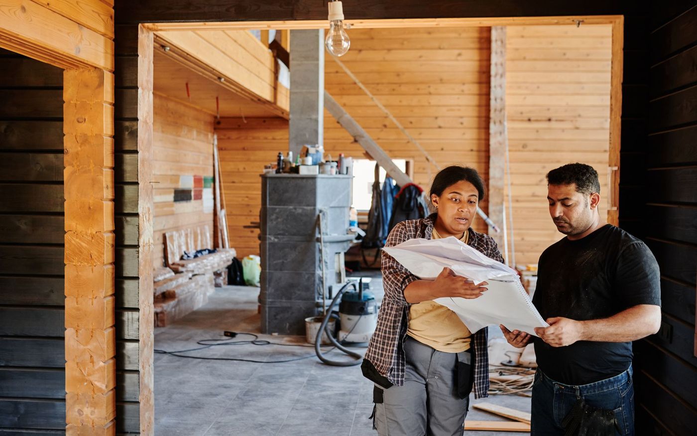 Gestor conversa com a equipe diante da cozinha de um restaurante em processo de modernização. — Foto: Mikael Blomkvist (Pexels)