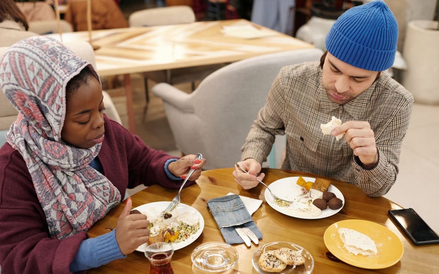 Prato para compartilhar e bebida sem álcool servidos à mesa de um restaurante. — Foto: Jack Sparrow (Pexels)
