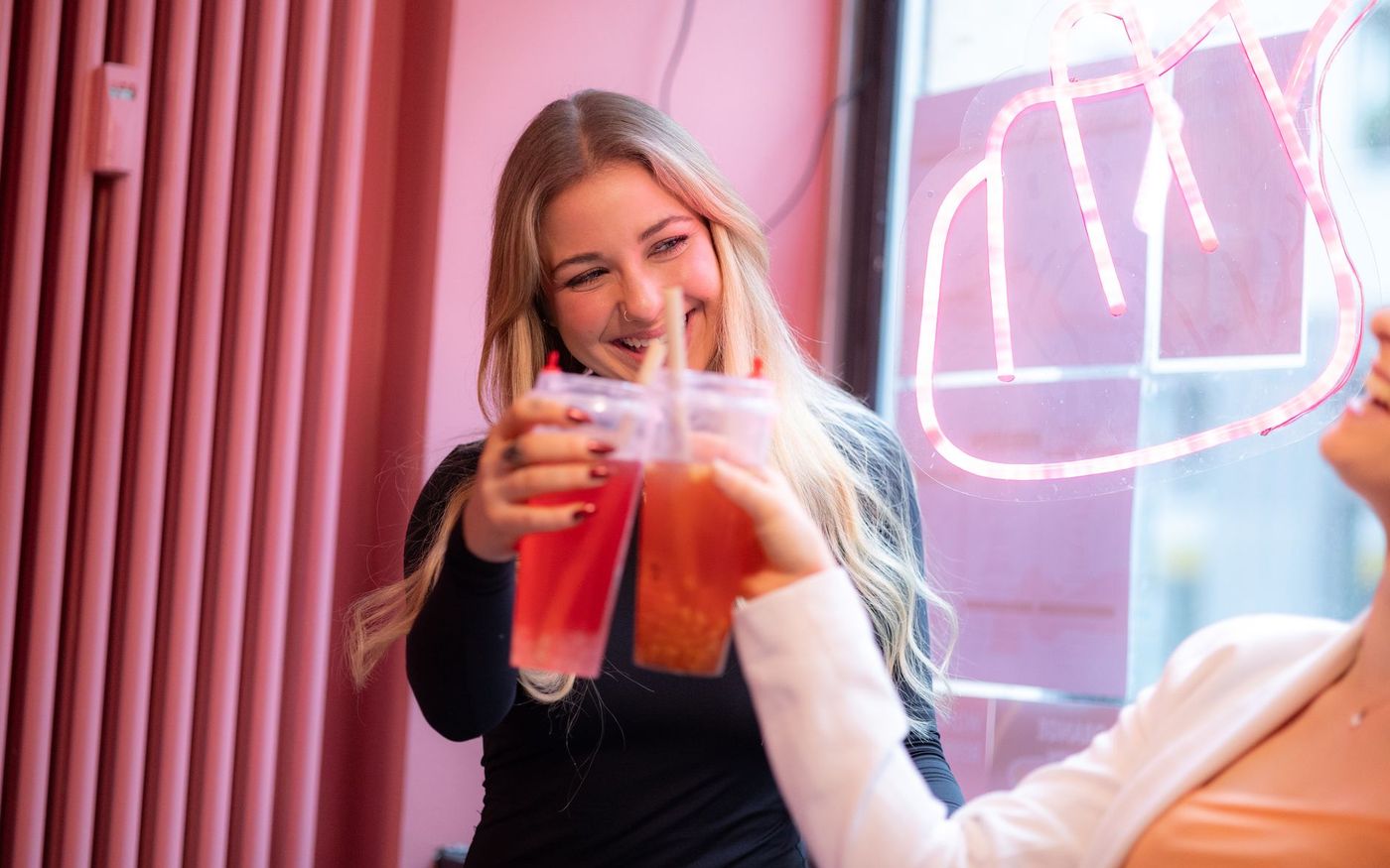 Clientes aguardam em uma loja de bebidas e sorvetes enquanto funcionários preparam pedidos no balcão. — Foto: George Frewat (Pexels)