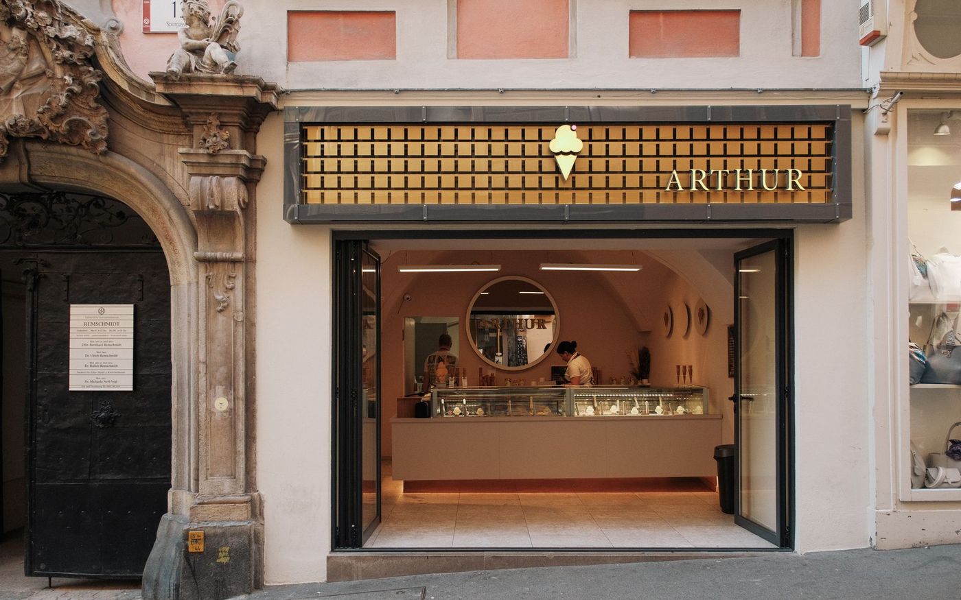 Atendente apresenta uma pequena prova de sorvete artesanal a uma cliente em uma gelateria. — Foto: Adam Balogh (Pexels)