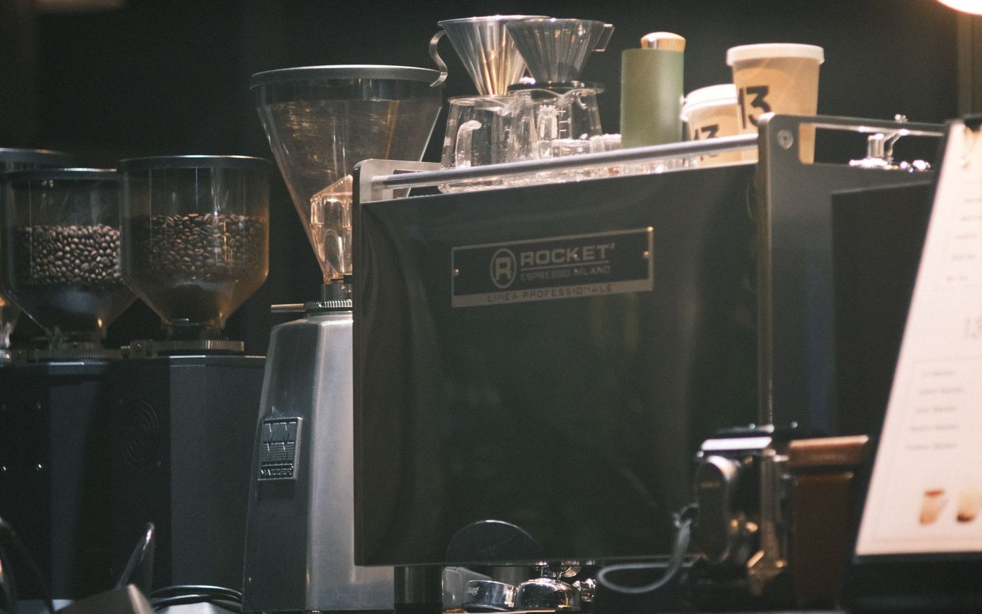 Máquina profissional automática preparando café coado no balcão de uma cafeteria. — Foto: 🇻🇳🇻🇳 Việt Anh Nguyễn 🇻🇳🇻🇳 (Pexels)