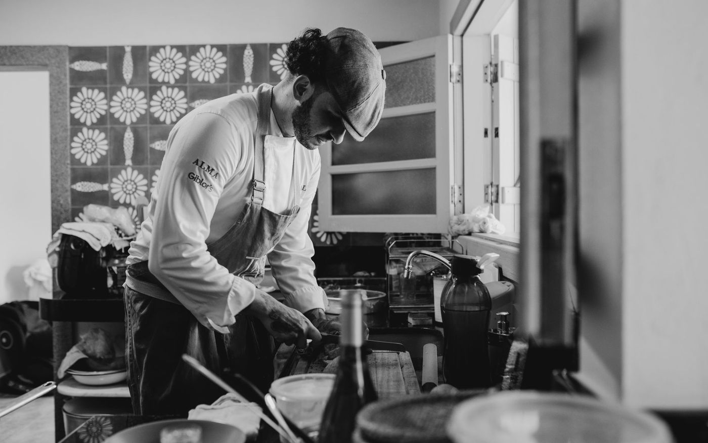 Chef apresenta um prato de inspiração regional em um restaurante brasileiro. — Foto: Jonathan Borba (Pexels)