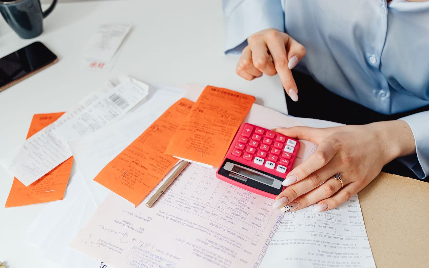Gestor de restaurante confere notas de fornecedores e custos em uma bancada com ingredientes ao lado. — Foto: https://kaboompics.com/ (Pexels)