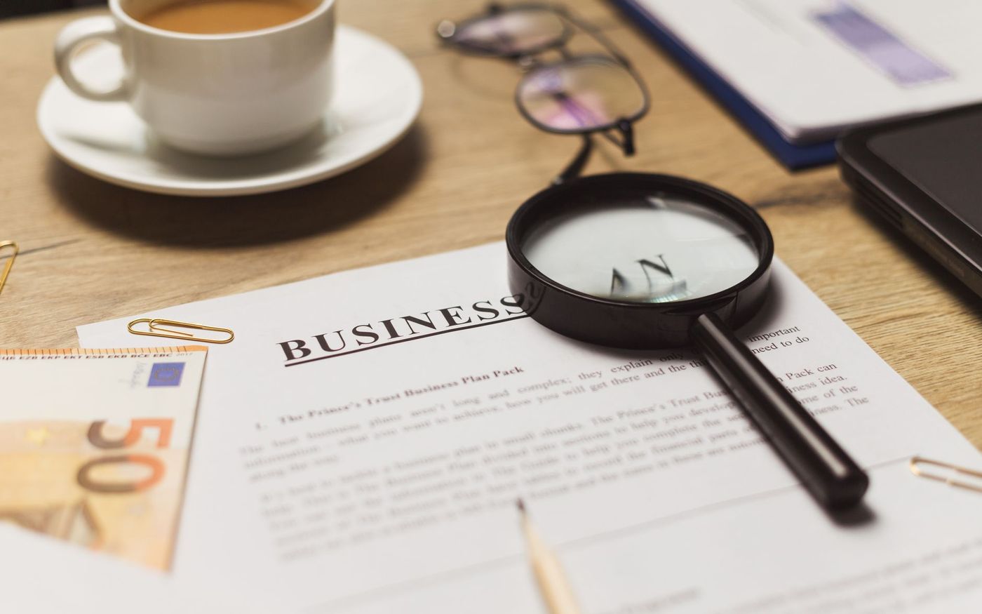 Gestor de restaurante e profissional contábil analisam documentos financeiros em uma mesa do estabelecimento. — Foto: Vlad Deep (Pexels)