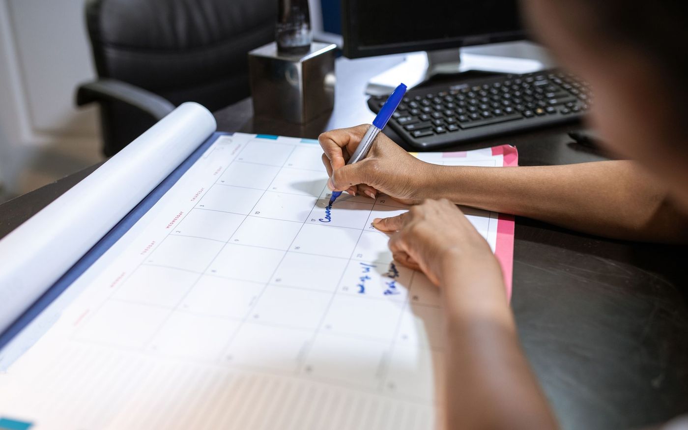 Gestor de restaurante analisa escalas e custos enquanto a equipe trabalha ao fundo. — Foto: RDNE Stock project (Pexels)