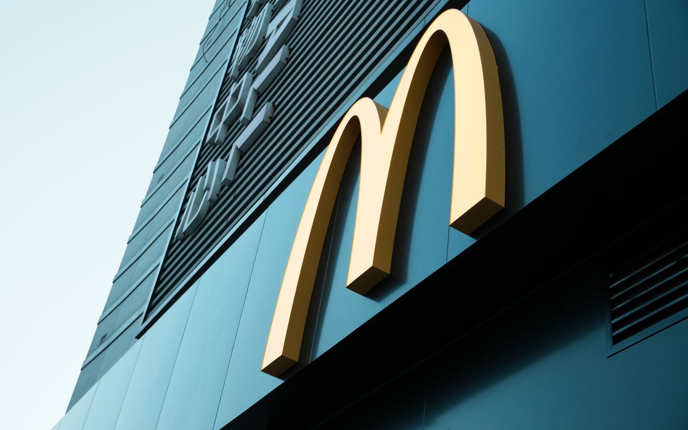 Empreendedor de alimentação analisa documentos e anotações financeiras em uma mesa de restaurante. — Foto: Joe Chen (Pexels)