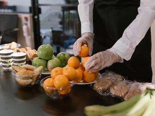 Uber compra ezCater e mira refeições corporativas