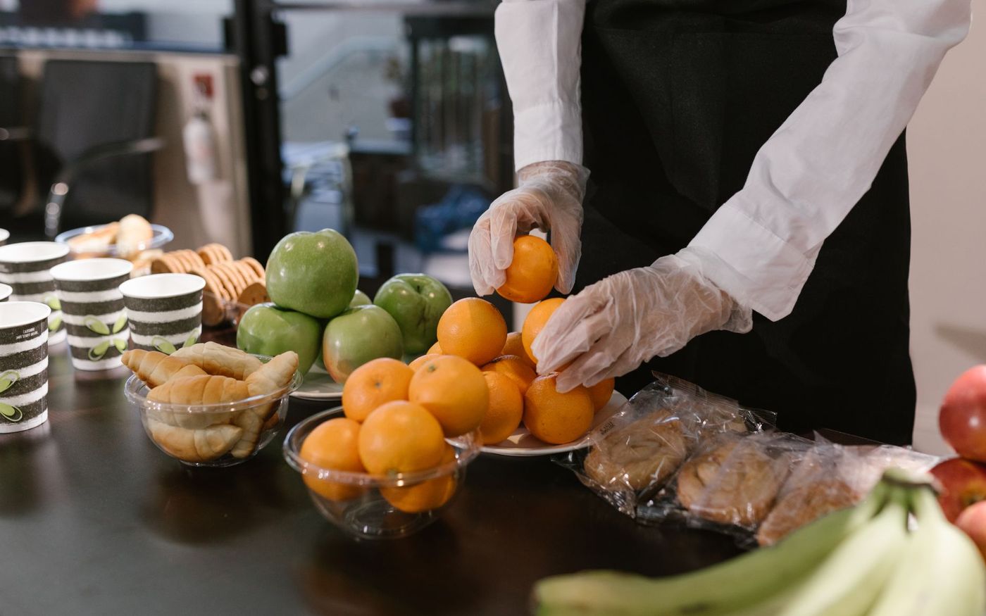 Equipe de restaurante organiza refeições embaladas para um pedido corporativo em uma cozinha profissional. — Foto: RDNE Stock project (Pexels)