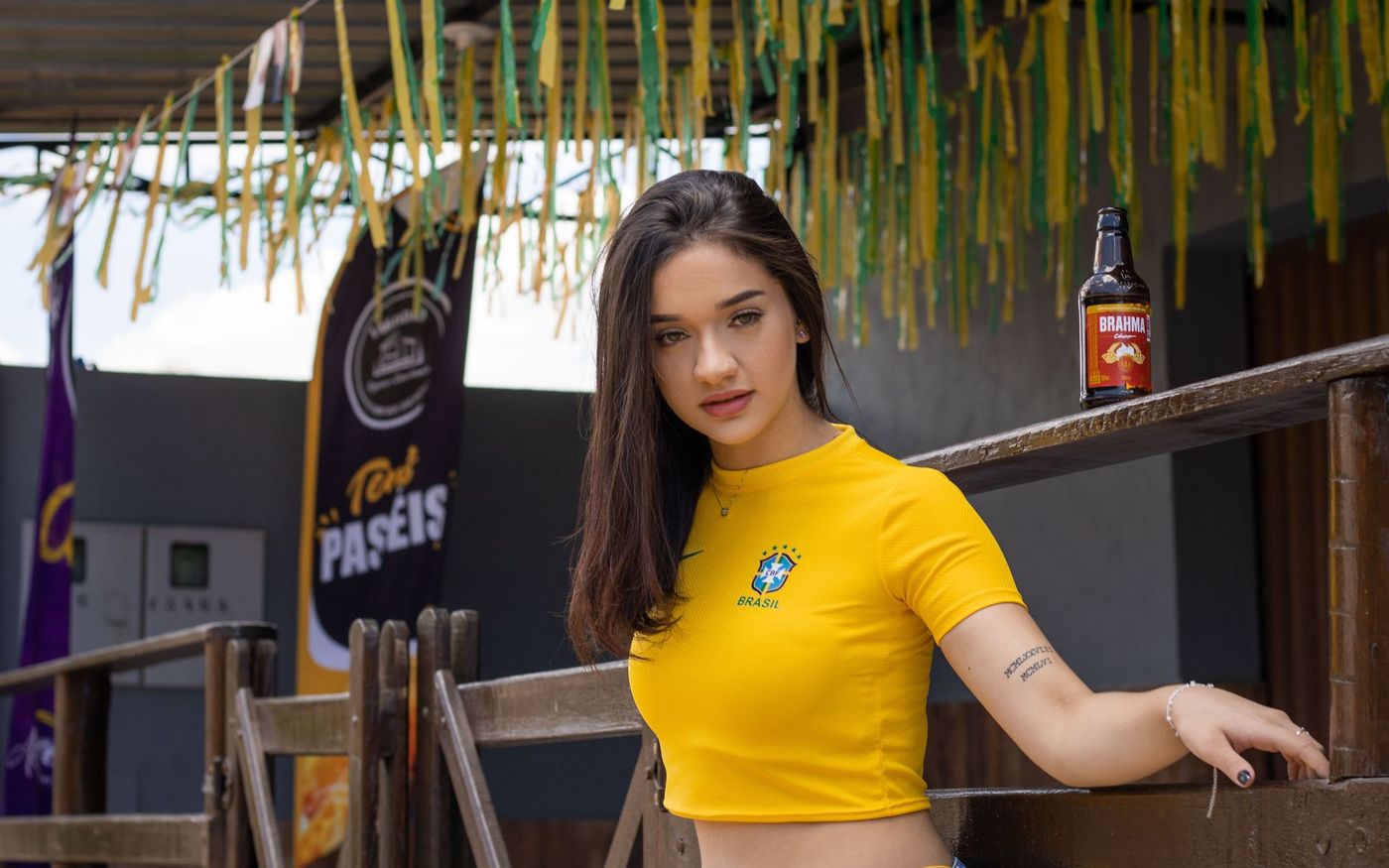 Gestor de bar observa a seleção de cervejas enquanto um funcionário organiza as bebidas para o serviço. — Foto: Ana Alice Azevedo (Pexels)