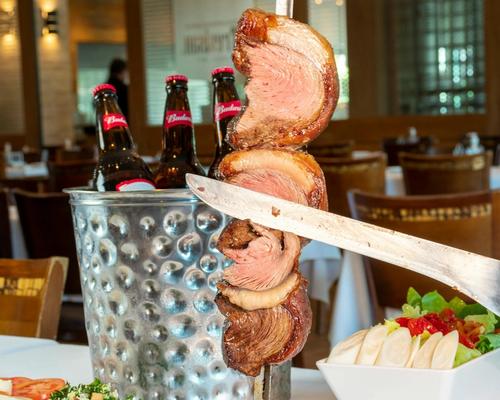 Vendas em bares e restaurantes crescem 3,4% em abril, mas otimismo exige cautela