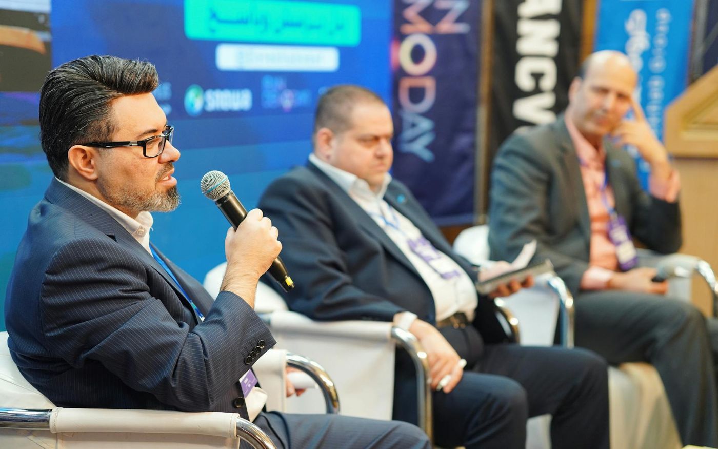 Plateia de gestores e donos de restaurantes em congresso do setor de food service, atentos a apresentação no palco