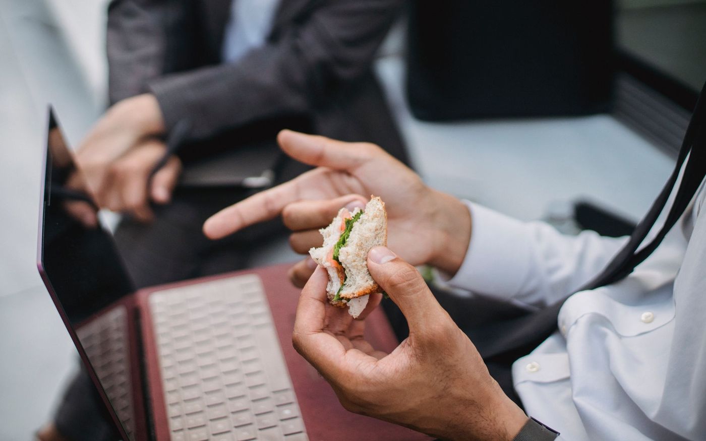 Gestor observa o movimento de clientes em um restaurante durante o horário de almoço. — Foto: Ketut Subiyanto (Pexels)