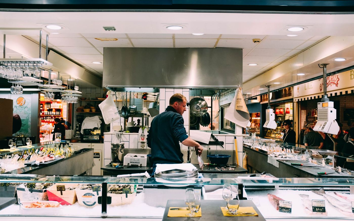 Chef confere tomates e batatas ao lado de uma folha de controle em cozinha profissional. — Foto: Adrien Olichon (Pexels)