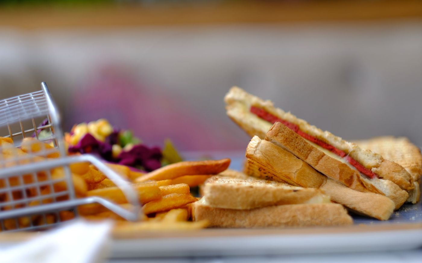 Gestor de restaurante analisa uma marmita e um prato servido durante o horário de almoço. — Foto: Tolga Aslantürk (Pexels)