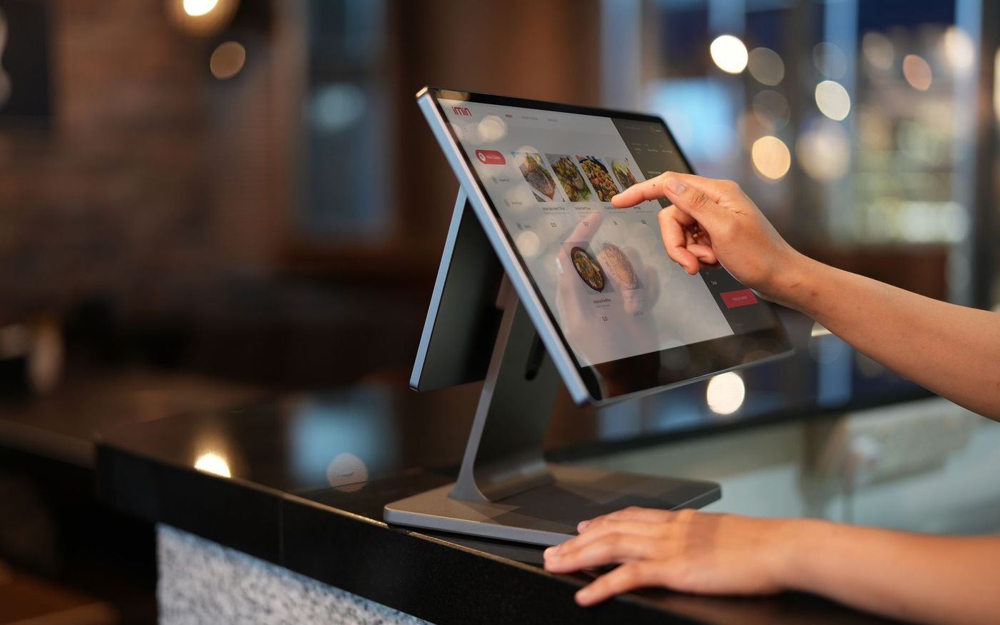 Gestor observa o preparo de um novo prato em uma cozinha profissional. — Foto: iMin Technology (Pexels)