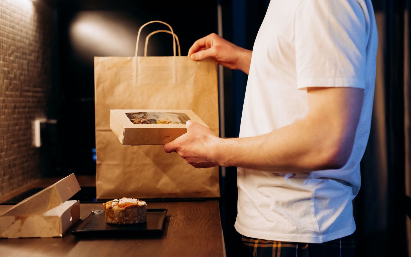 Equipe trabalha em uma cozinha de restaurante movimentada, preparando pratos para o salão e pedidos de delivery. — Foto: Mikhail Nilov (Pexels)