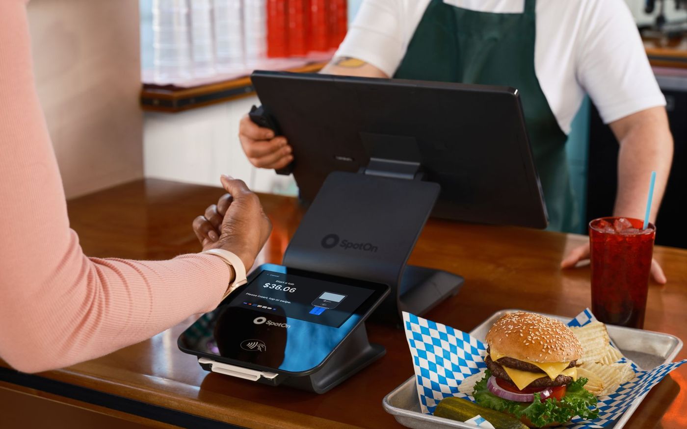 Gestor de restaurante confere pagamentos e documentos fiscais em um balcão. — Foto: SpotOn POS (Pexels)
