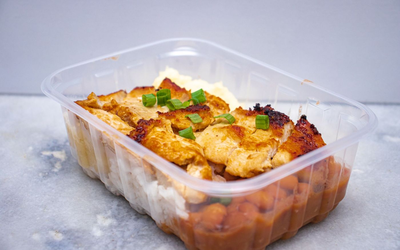 Equipe de restaurante prepara pratos regionais e pedidos para delivery em uma cozinha baiana. — Foto: IARA MELO (Pexels)